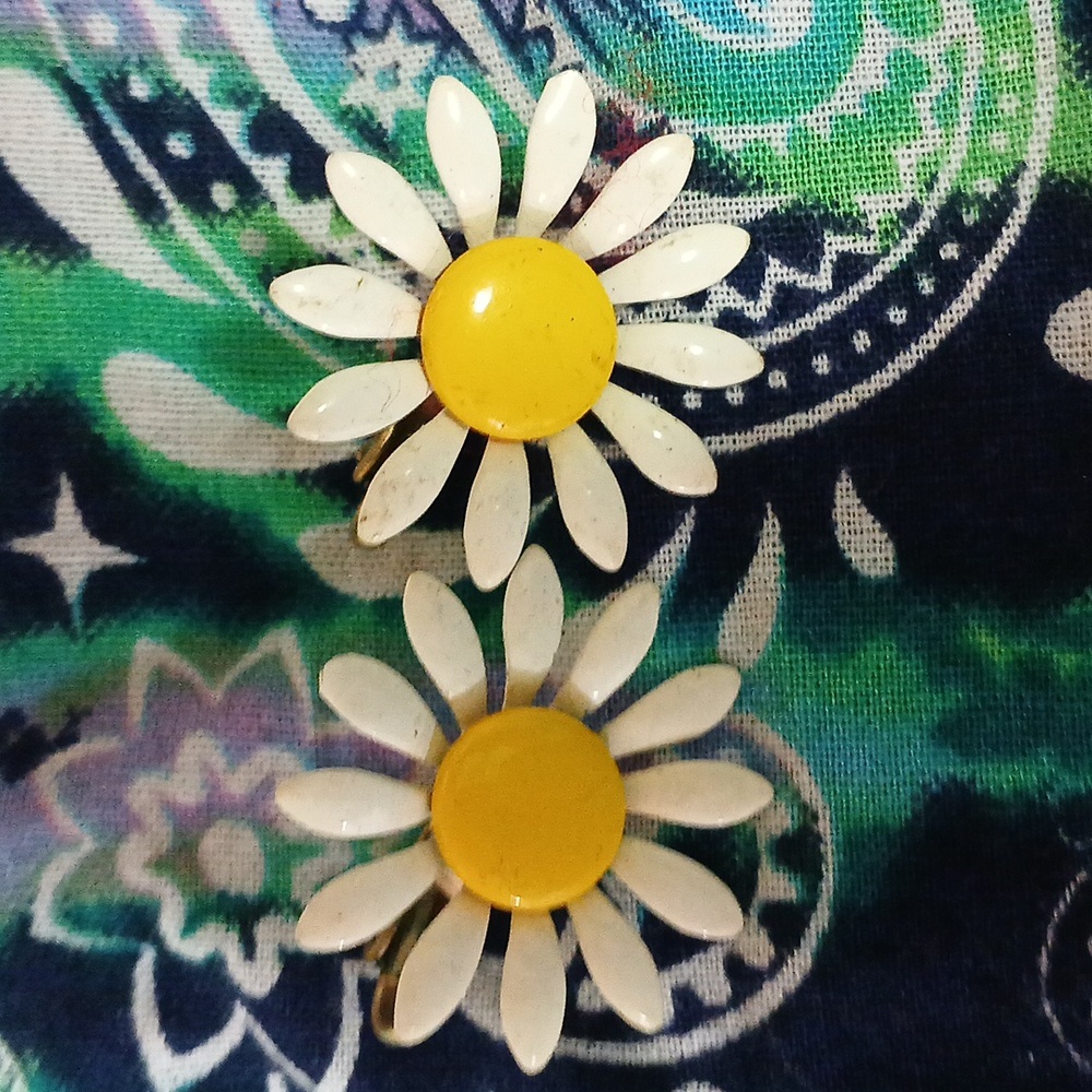 White daisy earrings, clip on, gold tone, hippie style, .75 in length